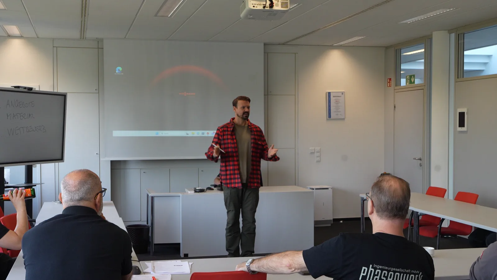 Felix Udo Werner im Vortrag vor Energieinstallateuren